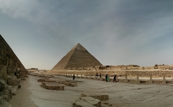 Piramide de Kefren vista desde la cara lateral de Keops